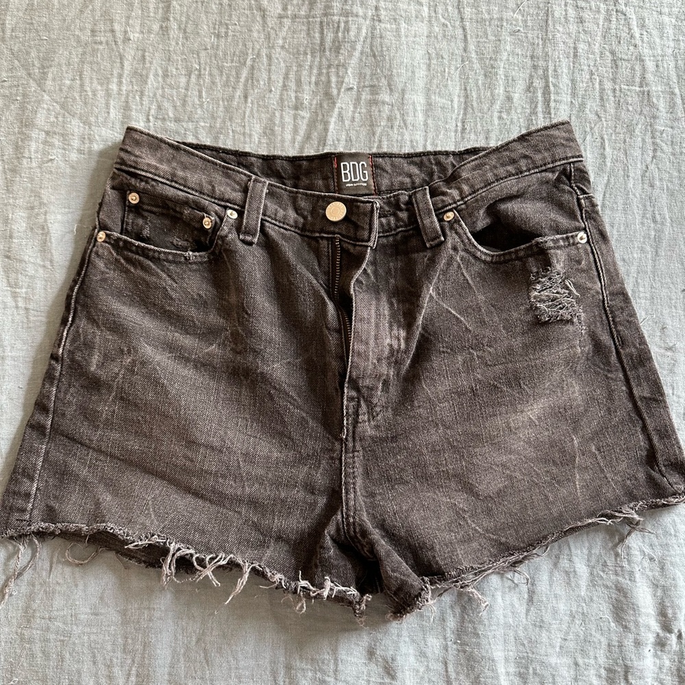 Urban Outfitters — black denim short - size 28